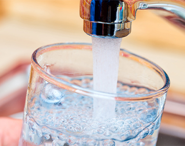 bicchiere prende acqua dal rubinetto